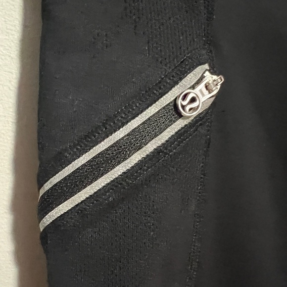 Lululemon Black half zip pullover. Womens xs/s reflective zippers - Picture 5 of 9